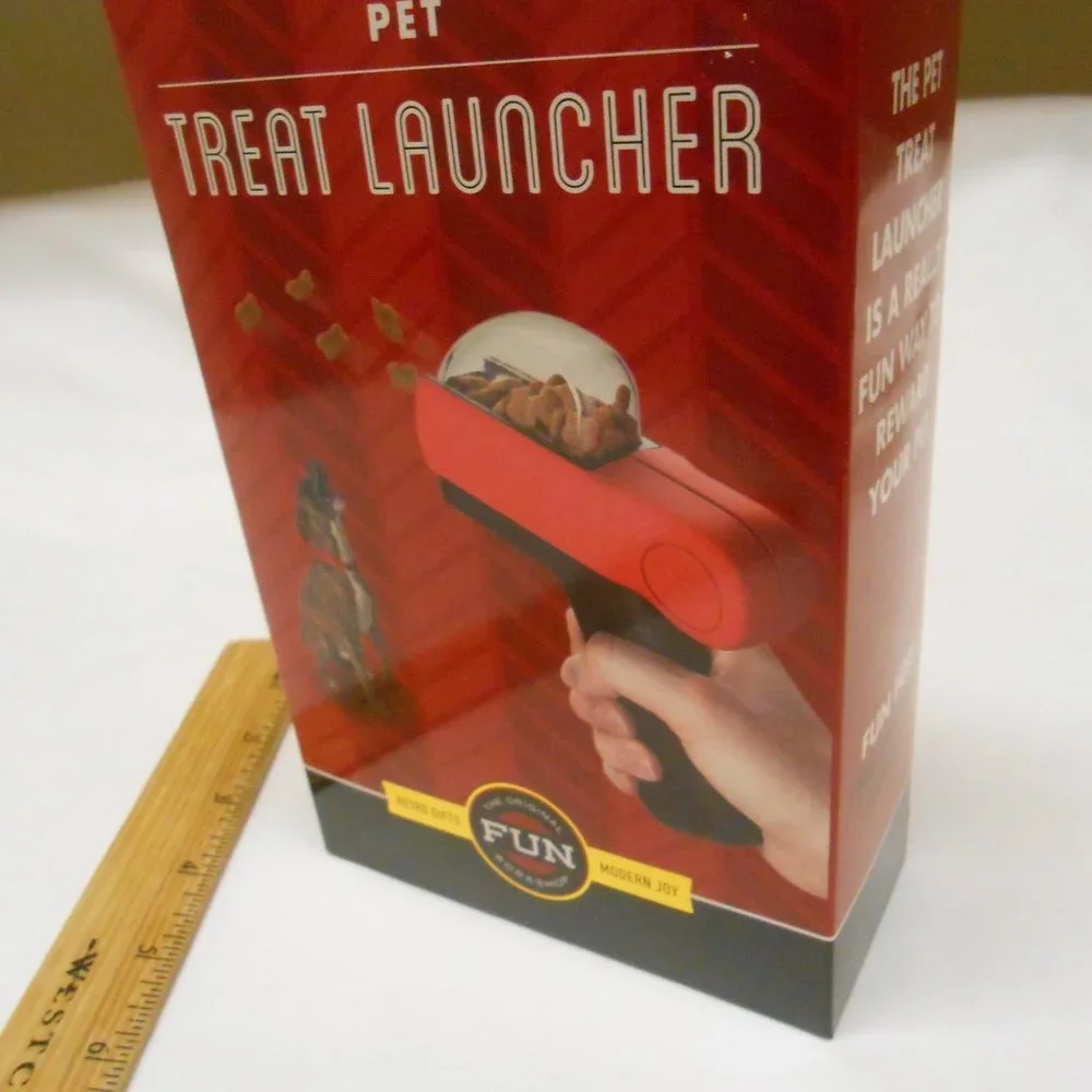 NIB Pet Treat Launcher Original fun Way to Reward Your pets great 🎄🎁🐶 NEW